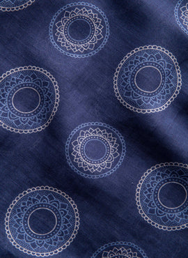 Schal im Kreisdessin aus Baumwolle und Leinen. Blau